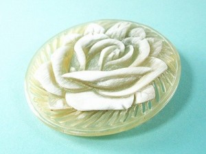 白水牛 薔薇 彫ブローチ （のし等ギフト対応無料） 丁寧な透かし彫り台 天然素材 落下防止シリコン付 ペンダントにもなる 2WAY