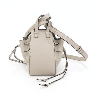 LOEWE チャーム サンドベージュ ストラップ アナグラムダイス ゴールド LOEWE チャーム サンドベージュ ストラップ アナグラムダイス