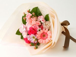 クラッチブーケ（エンジェルピンク） フラワーギフト 花束 誕生日 記念日 プレゼント 花茎を手で握れるようにまとめたかわいらしい花束