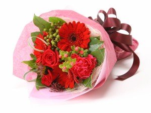 クラッチブーケ（レッド） フラワーギフト 花束 誕生日 記念日 プレゼント 鮮やかな赤い花束 花茎を手で握れるようにまとめたかわいらし