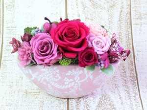 ジニアール(プリザーブドフラワー) フラワーギフト 誕生日 記念日 プレゼントボタニカル柄の可愛いピンク器と豪華な大輪バラがアクセント
