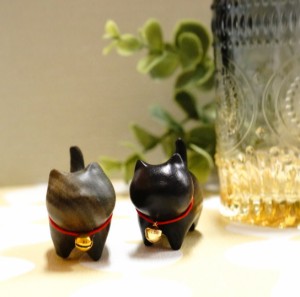 【 ネコ 置物 】 三毛猫 手作り 木彫り サンダルウッド ビャクダン 木製 オブジェ ミニチュア ねこ 鈴猫 黒 ハンドメイド デスク 癒し