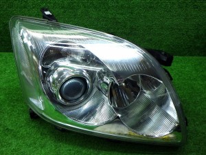 トヨタ AZT250/255 アベンシス 前期 右ヘッドライト ハロゲン 05-41 240402025