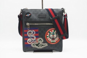 ☆安心の3大保証☆ ABランク ≪GUCCI グッチ/ショルダーバッグ≫ 474137 クーリエ  GGスプリーム ワッペン メッセンジャー ブラック グレ