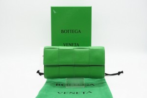 ☆安心の3大保証☆ Bランク ≪BOTTEGA VENETA ボッテガ ヴェネタ/二つ折り長財布≫ 667433 カセット ラージ フラップウォレット パラキー