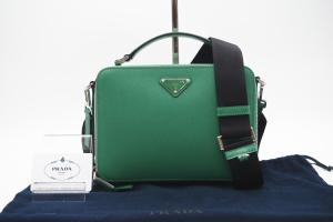極美品　PRADA プラダ　キーケース　サフィアーノレザー　グリーン　三角ロゴ 極美品PRADA プラダキーケースサフィアーノレザーグリーン三角ロゴ