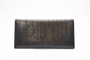 ベルルッティ　二つ折　長財布 Berluti(ベルルッティ) 長財布(メンズ) - 海外通販のBUYMA
