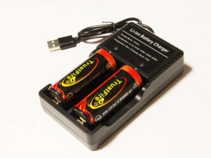 Trust Fire26650リチウムイオン充電池5000mAh(保護回路付) x２ ＋　USBタイプ ２本用充電式マルチバッテリーチャージャー　26650 18650  