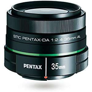 smc PENTAX-DA 35mmF2.4AL 自然な遠近感で撮影できる標準レンズ%ｶﾝﾏ% デジタル画像の特性に最適化した専用設計%ｶﾝﾏ% 小型軽量で 