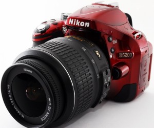 ニコン デジタル一眼 Nikon D5200 レンズキット レッド 中古 スマホに送れる Wi-Fi機能SDカード付き 届いてすぐに使える