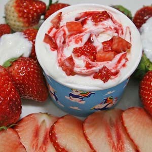カップアイス アイスクリーム ジェラート いちごヨーグルト いちごアイス 苺のフレッシュな味と香りいっぱいのフローズンヨーグルト 魁ジ
