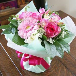 送料無料 今月はこのお花を贈ろう 「ピンクフリージアのデコールブーケ」 プレゼント 誕生日 結婚記念日 発表会 送別会 歓送迎会 歳祝い 