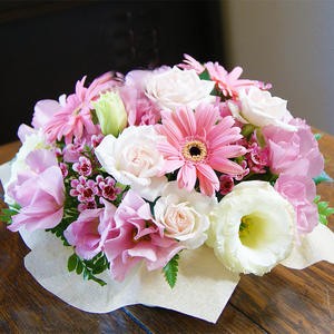 送料無料 今月はこのお花を贈ろう♪今月の旬のお花「トルコキキョウのふんわりピンクのメント」 誕生日 結婚記念日 発表会 送別会 歓送迎