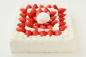 苺生クリームのパーティーケーキ8号24×24センチ：大型バースデーケーキ、結婚式2次会に：送料無料