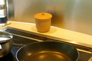 塩壺・ソルトポット【大サイズ/スプーンつき】魔法のよう！ (塩つぼ)  塩がさらさら固まらない！不思議な調味料入れ。砂糖壺にも使用可能