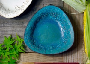 益子焼 ガーデン トライアングル ターコイズ 花柄 かわいい おしゃれ 陶器 和食器 青緑 トルコブルー ブルー 青 三角お皿 （食洗機対応 