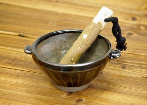 益子焼 漆黒の黒釉 すり鉢(小) すりこぎ棒セット おしゃれ ４寸 日本製 ミニ 離乳食作りに。引き立てゴマのドレッシングをそのまま食卓に