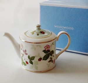 ウエッジウッドWEDGWOOD ワイルドストロベリー （パステル）ジャパニーズティーポット【御結婚御祝・内祝・新築御祝・還暦御