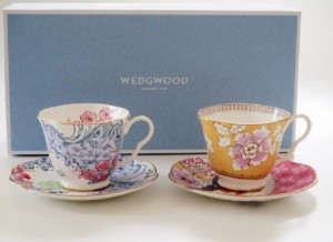 ウェッジウッドWEDGWOOD ハーレークイン バタフライブルーム ティーカップ＆ソーサー　ペア（イエロー、ブルーピンク）【御結婚御祝・内