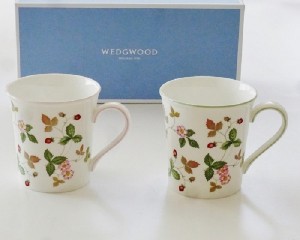 ウエッジウッドWEDGWOOD ワイルドストロベリー カジュアル  マグ ペア（ピンク・グリーン）300ml【御結婚御祝・内祝・新築御祝・還暦御祝