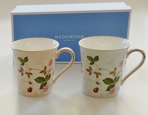 ウエッジウッドWEDGWOOD　ワイルドストロべリー　パステルビーカー　ピンク＆ブルー　ペア（ペアブランドボックス付き）【御結婚御祝・内