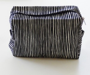 マリメッコmarimekko  ヴァルブンライタVARVUNRAITA COSMETIC BAG ポーチ 043455 190【御結婚御祝・内祝・新築御祝・還暦御祝・御礼・寿