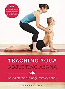 Teaching Yoga Adjusting Asana(中古品)