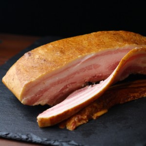 乾塩式 ベーコン ブロック 国内製造　豚 バラ肉 使用 650-700g 桜チップスモークベーコン スモーク ベーコン　お中元 お歳暮 内祝ギフト