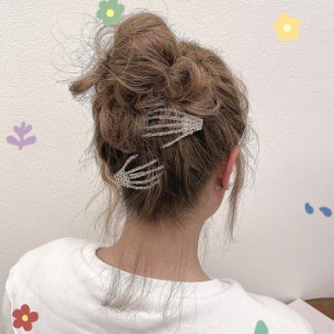 スカルハンドデザインラインストーンヘアピン・ヘアクリップ　ハロウィン　個性的　骨　イベント　ガイコツ　大人　かわいい　　プレゼン