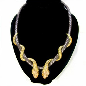 送料無料 蛇 ネックレス ゴールド 金色 ゴージャス 高級感 スネーク ビジュー マダム レディース 女性向け ペンダント 豪華 爬虫類
