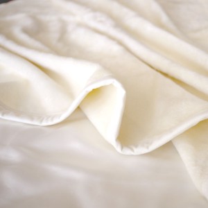 毛布 ブランケット シングル シルク100% シルク 絹 肌にやさしい 国産 シルク毛布 140×200cm 日本製 軽量 吸湿 保湿 光沢 なめらか 肌触