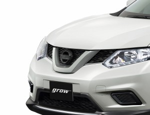 日産　ｇｒｏｗ　Ｔ３２/ＮＴ３２エクストレイルM/C前（前期）　カーボングリルモール　エアロ　シルバー　送料込み