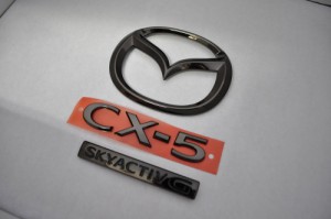 マツダ　カラー　エンブレム　送料無料　ＫＦＥＰ　ＣＸ−５　後期　４ＷＤ　ガソリン車　ブラック　リア３点セット　カーパーツ　純正　