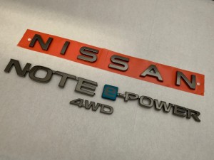 日産　カラー　エンブレム　送料無料　ＳＮＥ１３　ノート　ブラック４点　カーパーツ　純正　メッキ