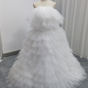 ウェディングドレス オフホワイト ベアトップ 柔らかく重ねたチュールスカート プリンセスライン