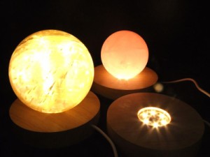 暖色 LED発光の木製台座 透明な天然石のディスプレイに 激安 LEDディスプレイ台 本体直径約10.0cm コード長約75cm-80cm(差し込みはUSB) i