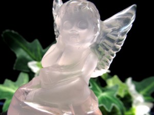ふんわりミルキーピンク ベビーエンジェル ローズクォーツ 彫刻置物 高さ57mm 幸福を運ぶ天使モチーフ 手のひらに収まるお手頃サイズ イ