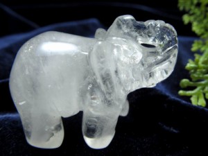 ミニサイズ 水晶 ゾウ 置物 重さ20g-30g前後 最大幅40mm前後 1個売り 象 ぞう ディスプレイ インテリアに 透明感あり