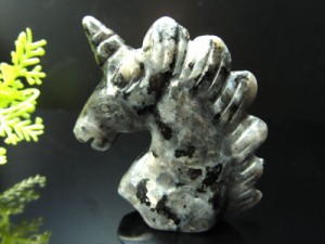 ラブラドライト ユニコーン 彫り 高さ約50mm 重さ30g-45g前後 ひらめきの石 インテリアに 風水グッズ ユニコーン 置物 中国産