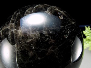 漆黒の水晶 モリオン 黒水晶 丸玉 台座付き 重さ約440g 直径約68mm 魔除け 厄除けの黒い水晶 激レア 一点もの チベット産 got