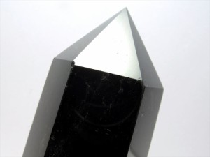 黒水晶 モリオン ポイント 台付 重さ547g 高さ約159mm 強力な邪気払い 浄化の黒い水晶 モリオン ポイント置物 チベット産
