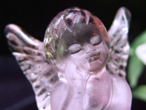 淡いパープル バイカラー ベビーエンジェル ラベンダーアメジスト 彫刻置物 高さ約56mm 幸福を運ぶ天使モチーフ 手のひらに収まるお手頃