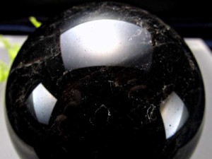 漆黒の水晶 モリオン 黒水晶 丸玉 台座付き 重さ約411g 直径約67mm 魔除け 厄除けの黒い水晶 激レア 一点もの チベット産