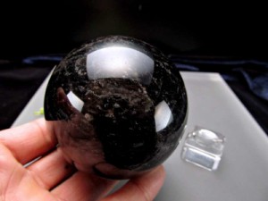 漆黒の水晶 モリオン 黒水晶 丸玉 台座付き 重さ約478g 直径約70mm 魔除け 厄除けの黒い水晶 激レア 一点もの チベット産
