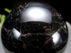 漆黒の水晶 モリオン 黒水晶 丸玉 台座付き 重さ約407g 直径約66.5mm 魔除け 厄除けの黒い水晶 激レア 一点もの チベット産