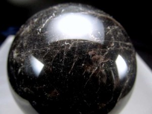 漆黒の水晶 モリオン 黒水晶 丸玉 台座付き 重さ約491g 直径約71mm 魔除け 厄除けの黒い水晶 激レア 一点もの チベット産