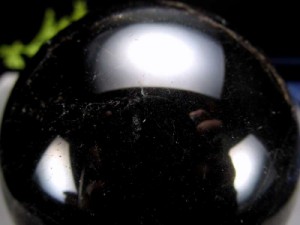 漆黒の水晶 モリオン 黒水晶 丸玉 台座付き 重さ約393g 直径約66mm 魔除け 厄除けの黒い水晶 激レア 一点もの チベット産