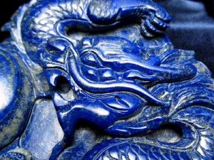 濃厚ブルー 玉持ち龍神 ラピスラズリ 龍彫刻置物 重さ1845.0g 高さ310mm (木製台付き) 干支 縁起物 ドラゴンボールモチーフ 一点もの 9月