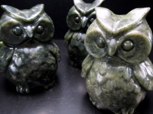 more サーペンティン フクロウ彫り 置物 重さ約300g-400g ふくろう 不苦労 唯一無二の模様 癒しと旅の守護石 パキスタン産