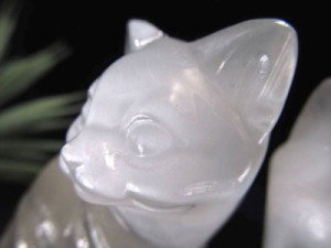 セレナイト(透石膏) 猫(ネコ)彫刻置物 高さ約8.5cm-9.5cm 1個売り おすわりにゃんこ 白猫モチーフ 子孫繁栄・商売繁盛 聖母マリアのガラ